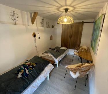 Saint-Nicolas-de-la-Grave Bed & Breakfast | La porte chamarrée.