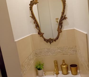 Saint-Nicolas-de-la-Grave House | La porte dorée...