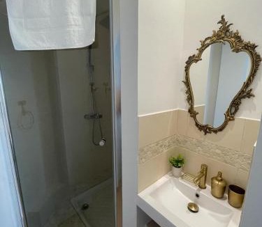 Saint-Nicolas-de-la-Grave House | La porte dorée...