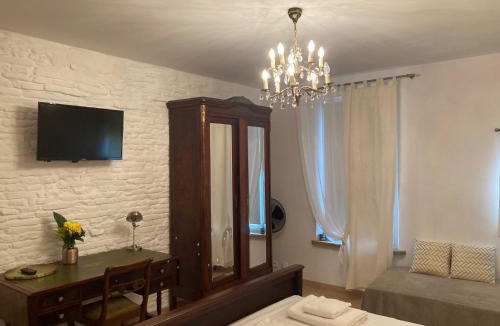 Saint-Nicolas-de-la-Grave House | La porte dorée...