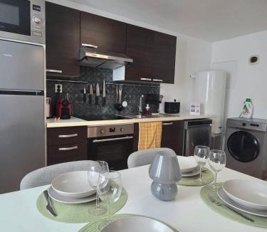 Terville Apartment | La porte rouge