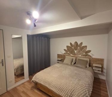 Terville Apartment | La porte rouge