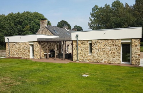 Saint-Pierre-d'Artheglise Apartment | La Puisatière