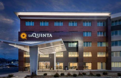 Rosemont Hotel | La Quinta by Wyndham Chicago O'Hare Airport