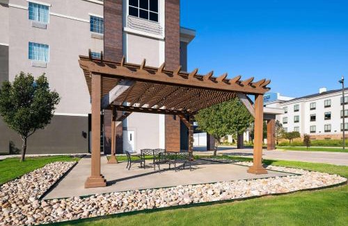 Denton Hotel | La Quinta by Wyndham Denton - University Drive