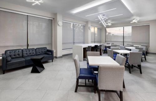 Stafford Hotel | La Quinta by Wyndham Houston Stafford Sugarland