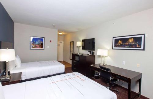 North Shore Hotel | La Quinta by Wyndham Houston East at Normandy