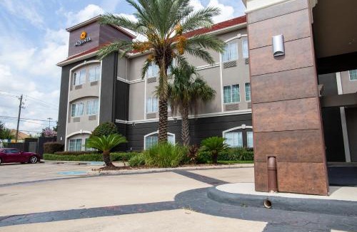 North Shore Hotel | La Quinta by Wyndham Houston East at Normandy
