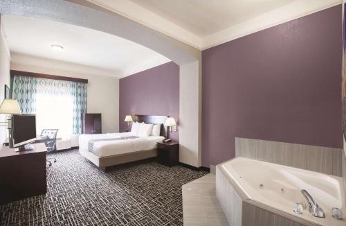 South Arlington Hotel | La Quinta by Wyndham Mansfield TX