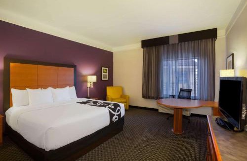 Maryland Heights Hotel | La Quinta by Wyndham St. Louis Westport