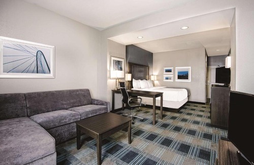 Victoria Hotel | La Quinta by Wyndham Victoria - South