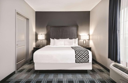 Victoria Hotel | La Quinta by Wyndham Victoria - South