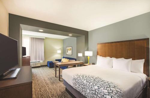 Greenwich Hotel | La Quinta by Wyndham Wichita Northeast