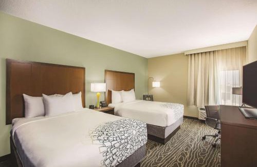 Greenwich Hotel | La Quinta by Wyndham Wichita Northeast