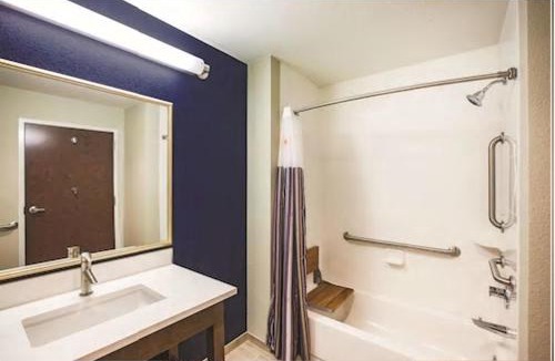 Greenwich Hotel | La Quinta by Wyndham Wichita Northeast