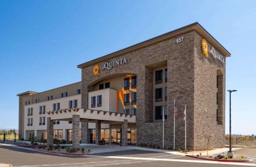 Lincoln Hotel | La Quinta Inn and Suites by Wyndham Lincoln