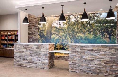 Lincoln Hotel | La Quinta Inn and Suites by Wyndham Lincoln