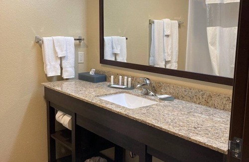 Johnson City Hotel | La Quinta Inn by Wyndham Binghamton - Johnson City