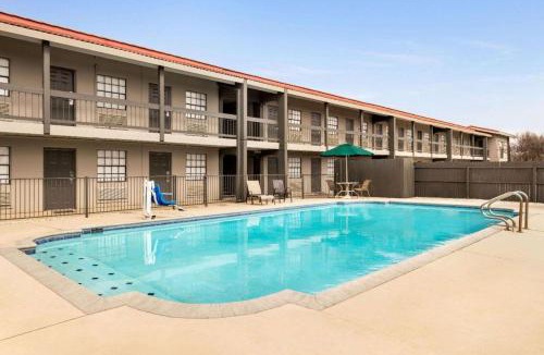 Northwest Los Angeles Heights Hotel | La Quinta Inn By Wyndham IH-10 West San Antonio TX