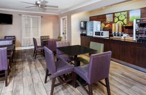 Western Division Hotel | La Quinta Inn by Wyndham Laredo I-35