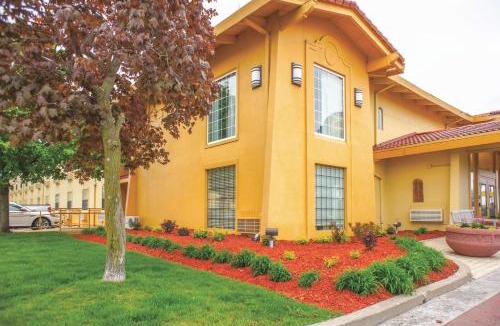 Moline Hotel | La Quinta Inn by Wyndham Moline Airport