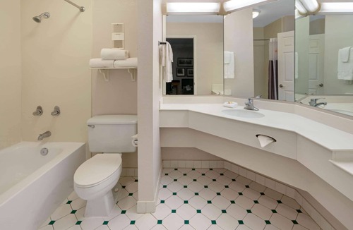 Tempe Hotel | La Quinta Inn by Wyndham Phoenix Sky Harbor Airport