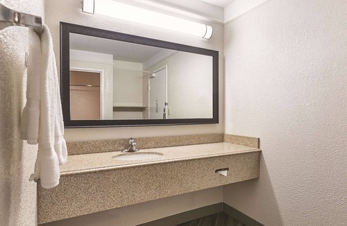 San Marcos Hotel | La Quinta Inn by Wyndham San Marcos