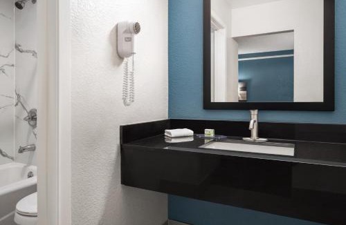 Victoria Hotel | La Quinta Inn by Wyndham Victoria