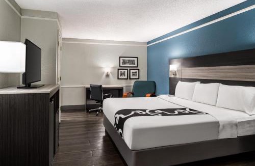Victoria Hotel | La Quinta Inn by Wyndham Victoria