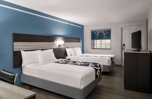 Victoria Hotel | La Quinta Inn by Wyndham Victoria