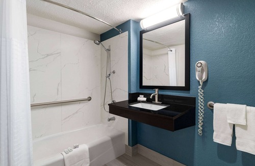 Victoria Hotel | La Quinta Inn by Wyndham Victoria