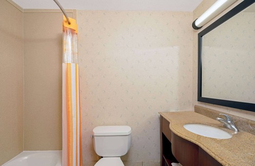 Corpus Christi Hotel | La Quinta Inn & Suites by Wyndham Corpus Christi-N Padre Isl