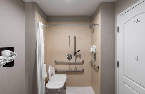 Broadmoor Hotel | La Quinta Inn & Suites by Wyndham Baton Rouge Denham Springs