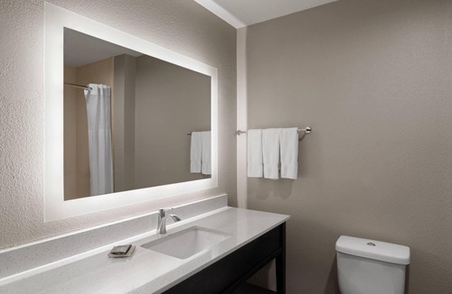 Broadmoor Hotel | La Quinta Inn & Suites by Wyndham Baton Rouge Denham Springs