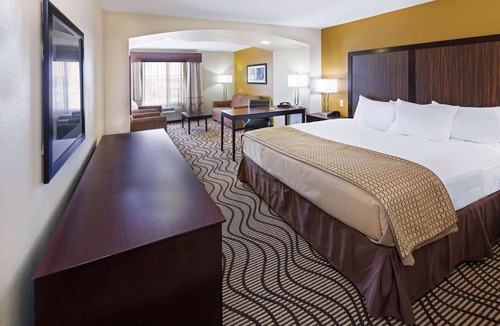 Floresville Hotel | La Quinta Inn & Suites by Wyndham Floresville