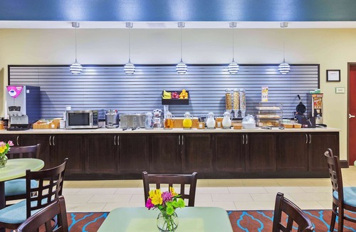 Floresville Hotel | La Quinta Inn & Suites by Wyndham Floresville