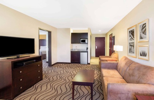 Floresville Hotel | La Quinta Inn & Suites by Wyndham Floresville