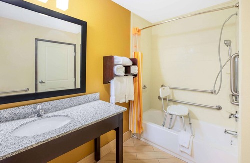 Floresville Hotel | La Quinta Inn & Suites by Wyndham Floresville