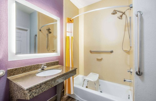 Gainesville Hotel | La Quinta Inn & Suites by Wyndham Gainesville