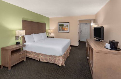 Medical Center District Hotel | La Quinta Inn & Suites by Wyndham San Antonio Medical Ctr NW