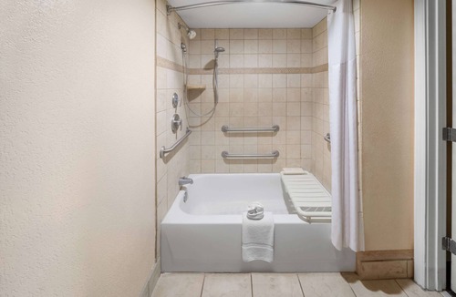 Medical Center District Hotel | La Quinta Inn & Suites by Wyndham San Antonio Medical Ctr NW