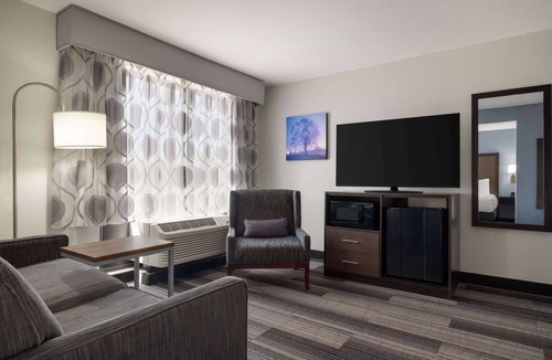 Springfield Hotel | La Quinta Inn & Suites by Wyndham Springfield Airport/Rte 66