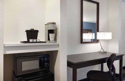 Springfield Hotel | La Quinta Inn & Suites by Wyndham Springfield Airport/Rte 66
