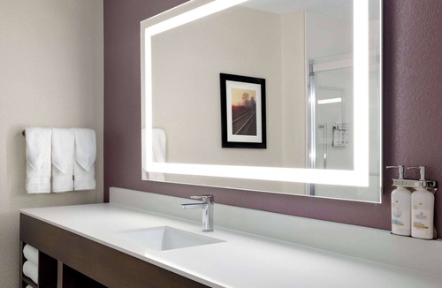Springfield Hotel | La Quinta Inn & Suites by Wyndham Springfield Airport/Rte 66