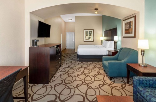 Fort Worth Hotel | La Quinta Inn & Suites by Wyndham Fort Worth - Lake Worth