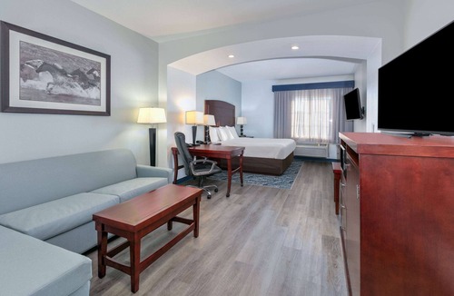 Richland Hills Hotel | La Quinta Inn & Suites by Wyndham Fort Worth NE Mall