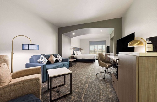 Forest Hill Hotel | La Quinta Inn & Suites by Wyndham Ft. Worth - Forest Hill TX