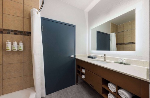 Forest Hill Hotel | La Quinta Inn & Suites by Wyndham Ft. Worth - Forest Hill TX