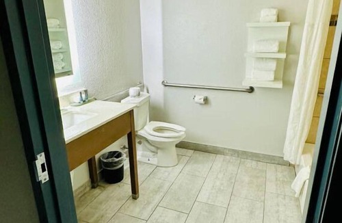 Forest Hill Hotel | La Quinta Inn & Suites by Wyndham Ft. Worth - Forest Hill TX