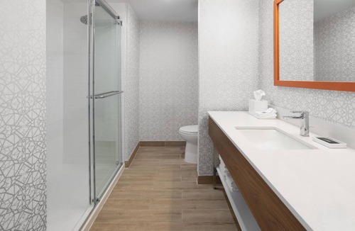Queens Hotel | La Quinta Inn & Suites By Wyndham Queens NYC/JFK AirTrain